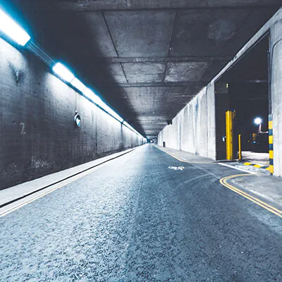 LED strålkastare i parkeringsgarage
