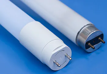 Bild på ett led-lysrör och ett vanligt lysrör bredvid varandra